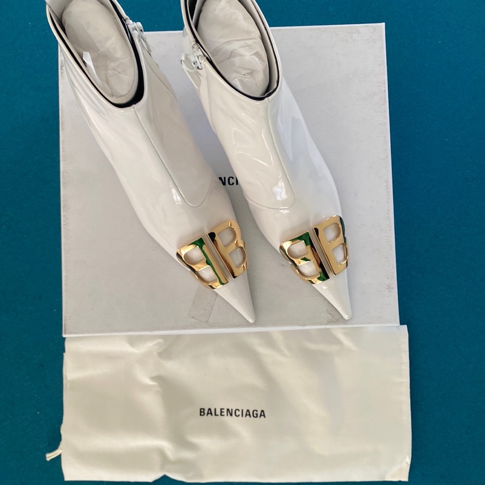 AUTHENTIC BALENCIAGA PATENT LEATHER WHITE BOOT HEELS. Brand New condition